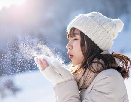 冬に手に息を吹きかける女性 冬に手に息を吹きかける女性の写真