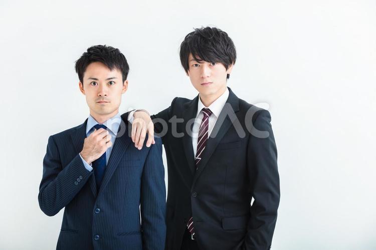 カメラ目線のビジネスマン　 男性,ビジネス,ビジネスマンの写真素材