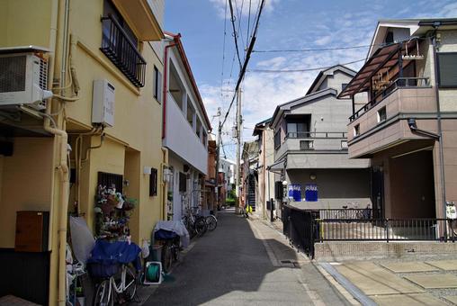 大阪都心近くの住宅街風景 町角,道路,隘路の写真素材