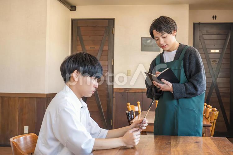 対応するスタッフと顧客 レストラン,カフェ,接客の写真素材