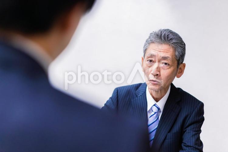 打ち合わせをする二人のビジネスマン 指示,提案,育成の写真素材