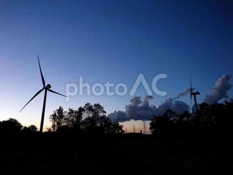 夕暮れの風車 風車,風力発電機,風力タービンの写真素材