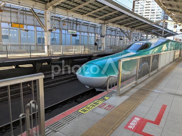 入線してくるE5系 はやぶさ,駅,新幹線の写真素材