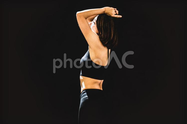 筋肉を鍛える女性（横顔） 背筋,筋肉,横顔の写真素材