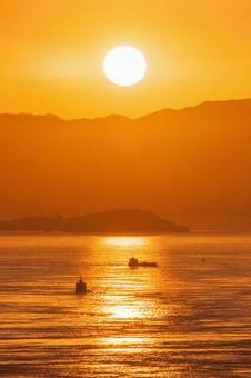 瀬戸内海　来島海峡に昇る朝日と船 海,風景,日本の写真素材