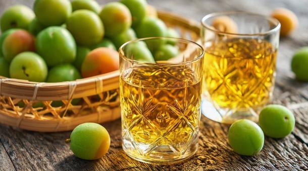 夏の香り漂う梅酒と青梅・果実酒・自家製 夏の香り漂う梅酒と青梅・果実酒・自家製の写真