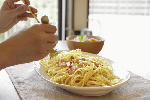 美味しそうなパスタを食べる女性 美味しそうなパスタを食べる女性 パスタ,スパゲッティ,イタリアンの写真素材