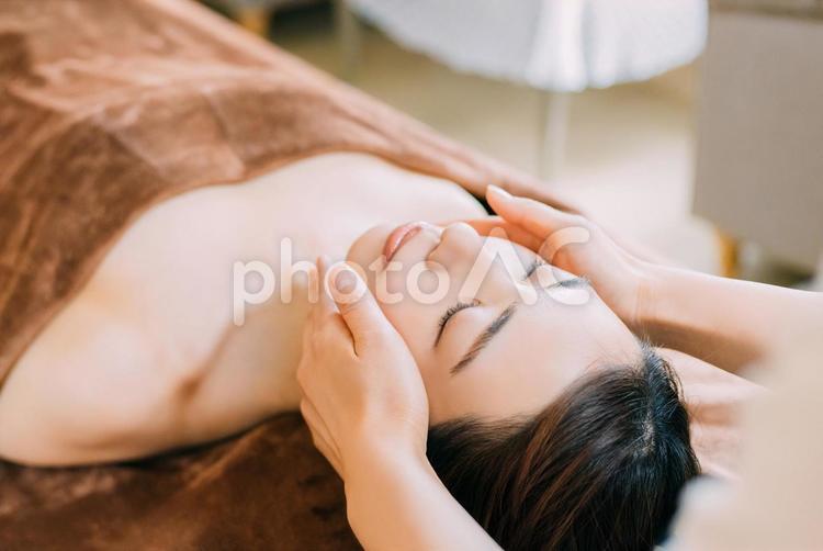 フェイシャルエステを受ける女性 女性,人物,エステの写真素材