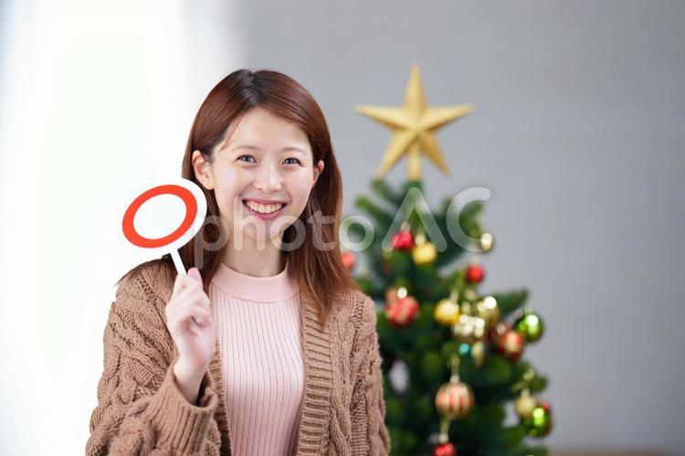 笑顔でマルの札を持っている女性 女性,人物,若者の写真素材