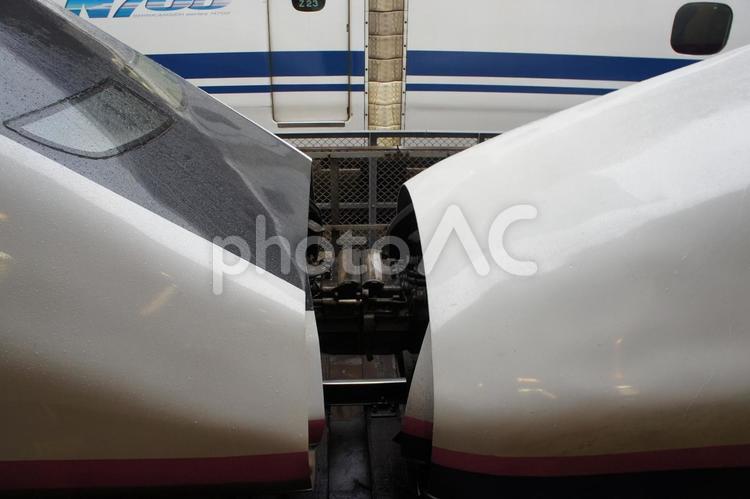東北新幹線と秋田新幹線の連結（旧型） 新幹線,東北新幹線,鉄道の写真素材
