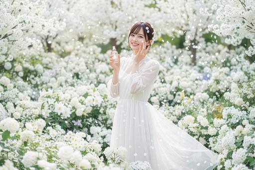 花に囲まれた女性 美容CMのワンシーン 花に囲まれた女性 美容CMのワンシーンの写真