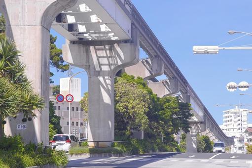 沖縄ゆいレールの高架と沿道の街並み 沖縄ゆいレールの高架と沿道の街並み モノレール,ゆいレール,沖縄の写真素材