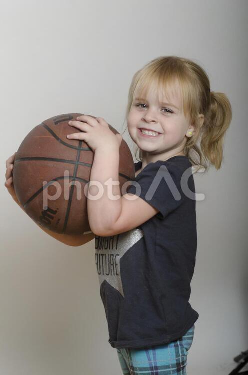 ボール遊びの少女2 女の子,外国人,人物の写真素材