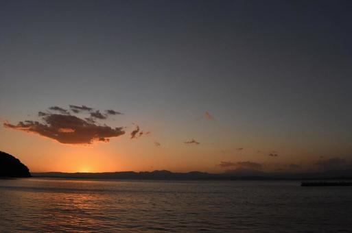夕焼けと海 夕焼けと海の写真