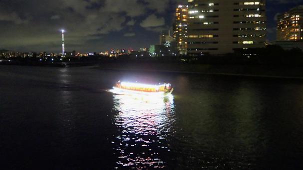 東京スカイツリー&運河を進む屋形船の夜景 東京スカイツリー&運河を進む屋形船の夜景 東京スカイツリー,屋形船,船の写真素材