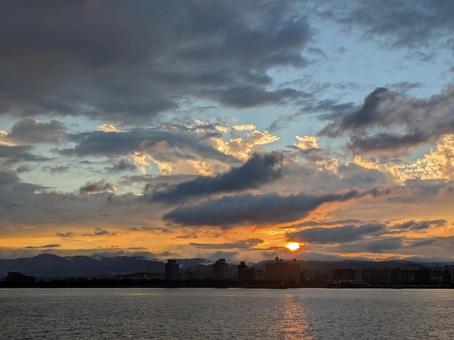 青から茜色に変わる空と夕日を反射する海 青から茜色に変わる空と夕日を反射する海 夕焼け,海,錦江湾の写真素材