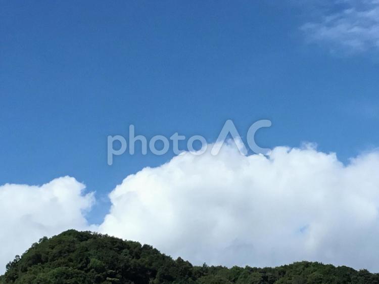 夏の空 空,雲,山の写真素材