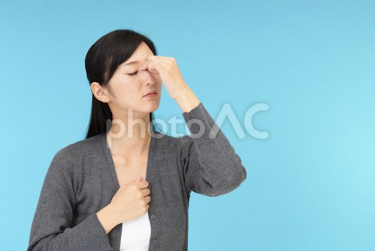 疲れた表情の女性 女性,女,眼精疲労の写真素材