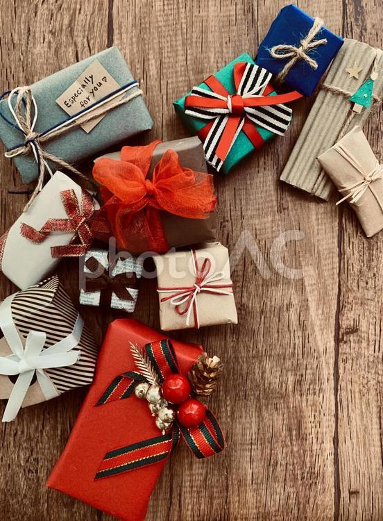 クリスマスプレゼントと木目調の背景 クリスマス,クリスマスイブ,クリスマスパーティーの写真素材