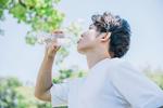 ペットボトルの水を爽やかに飲む男性 熱中症,水分補給,熱中症対策の写真素材