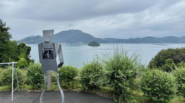 チャリ漕ぎさん チャリ漕ぎさん 今治市伊東豊雄建築ミュージアム,瀬戸内海,建築家の写真素材