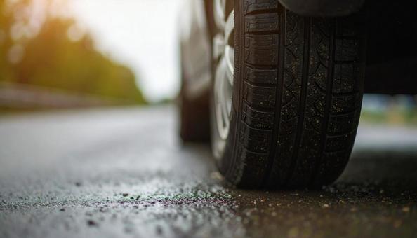 すり減った車のタイヤの溝の写真