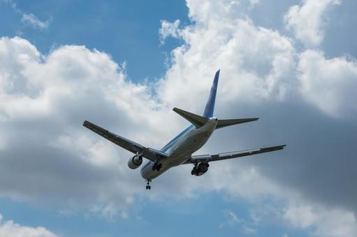福岡空港の夏のタッチダウン 福岡空港の夏のタッチダウン 飛行機,航空機,旅客機の写真素材