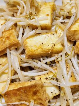もやしと厚揚げのバター炒め3(接写) もやしと厚揚げのバター炒め3(接写) バター炒め,おかず,副菜の写真素材