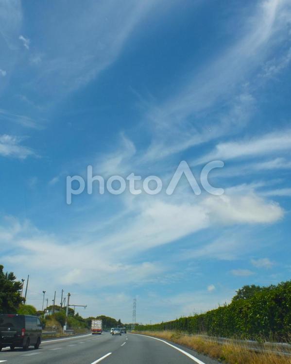 雲の美しい青空とハイウェイ ハイウェイ,雲,空の写真素材