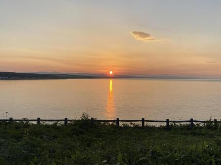 キャンプ場の夕焼けと湖 キャンプ場,夕焼け,自然の写真素材