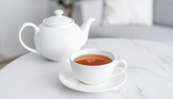 ティータイム 白いカップにティーポット ティータイム 白いカップにティーポットの写真