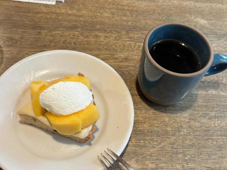 桃のタルトとコーヒー 桃のタルトとコーヒー カフェ,ケーキ,スイーツの写真素材