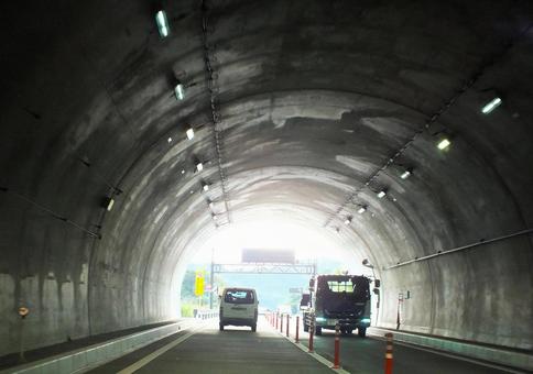 トンネルの出口と外界の明るさ トンネルの出口と外界の明るさの写真