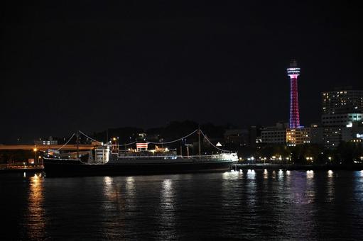 夜景に浮かぶ氷川丸とタワー 夜景に浮かぶ氷川丸とタワーの写真