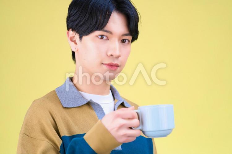 カップを持つカメラ目線の男性 男性,アイドル,カップの写真素材