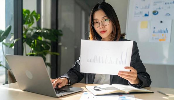 資料作成・分析をするビジネスマンの写真