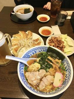ビールとラーメンと餃子とホルモン焼き ビールとラーメンと餃子とホルモン焼きの写真
