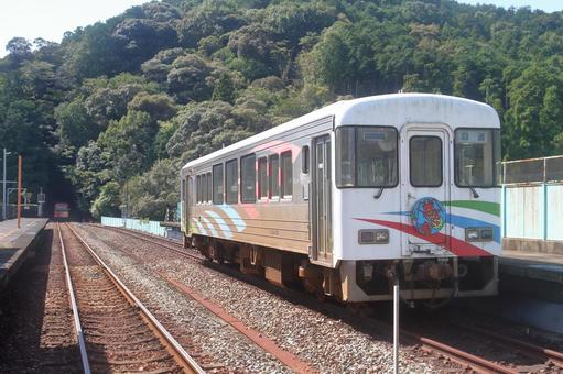海部駅、旧ホームに保存されるSA101型 海部駅、旧ホームに保存されるSA101型 阿佐海岸鉄道,阿佐東線,saの写真素材