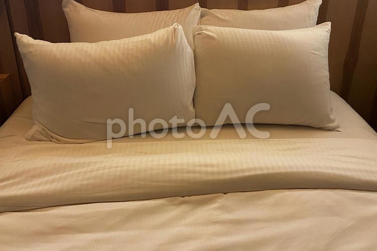枕を４つ並べたベッド 枕,ベッド,ふかふかの写真素材