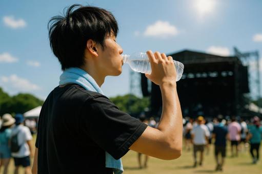 水を飲む日本人の若者 水を飲む日本人の若者の写真