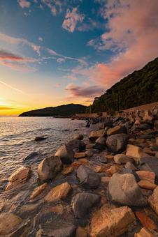 海岸沿いから眺める夕暮れ 海岸沿いから眺める夕暮れの写真