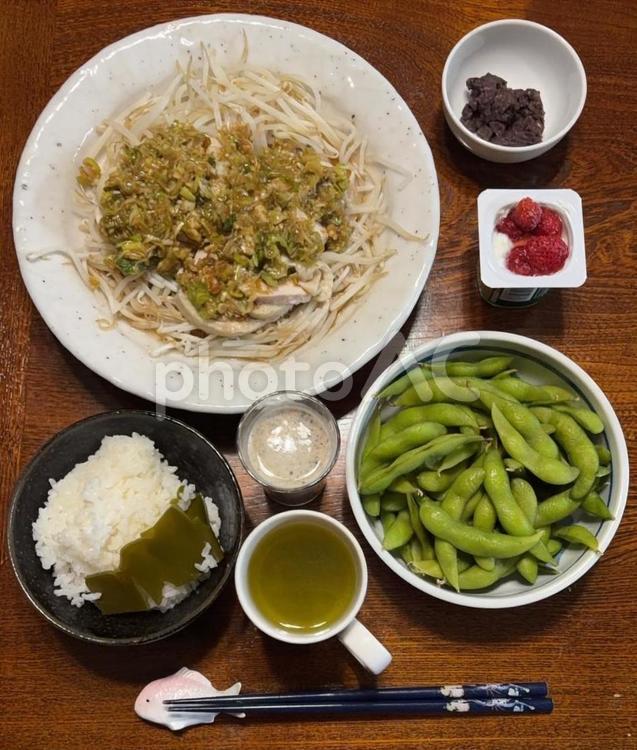 ご飯とよだれ鷄ともやしレンチンなどの夕食 夕食,あきたこまち,七分突きの写真素材