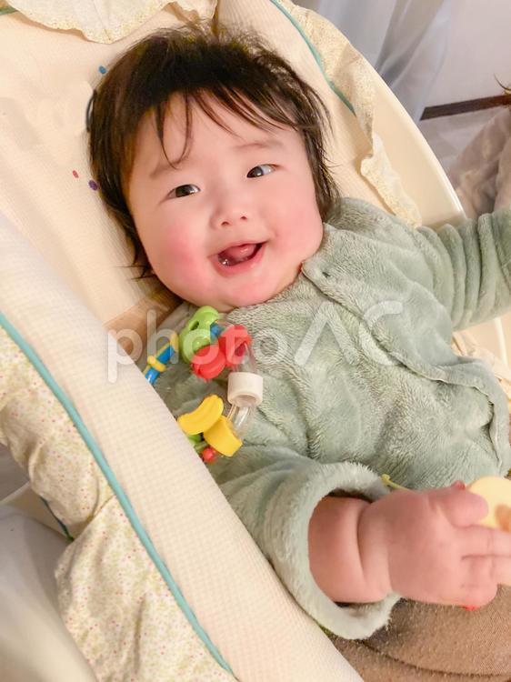 赤ちゃんの笑顔　縦 赤ちゃん,笑顔,ニコニコの写真素材