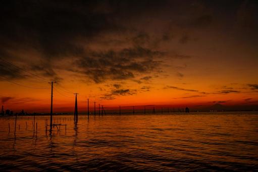 海中電柱 海中電柱,久津間海岸,夕陽の写真素材