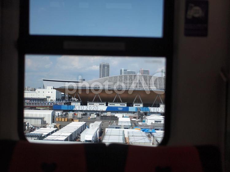 ゆりかもめ線の車窓から見る競技場 ゆりかもめ,競技場,風景の写真素材