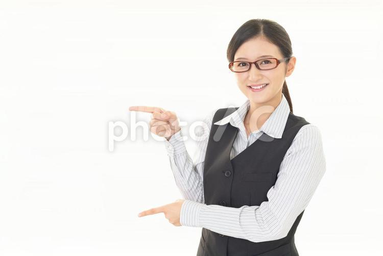 指示する笑顔のビジネスウーマン 女性,ビジネスウーマン,女の写真素材