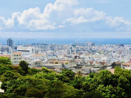 首里城公園から望む那覇新都心と那覇港 首里城公園から望む那覇新都心と那覇港の写真