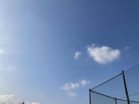 ネットフェンスと青空 ネットフェンスと青空の写真