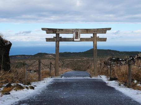 三原山 三原神社 鳥居 三原山 三原神社 鳥居 三原山,火山,お鉢巡りの写真素材