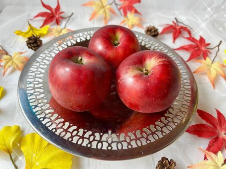 美容と健康に秋が旬の果物リンゴ・紅玉(横 美容と健康に秋が旬の果物リンゴ・紅玉(横 リンゴ,紅玉,赤いの写真素材